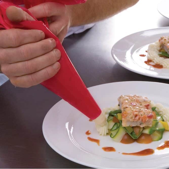 Red Hot Piping Bag – 74 Pack (350298) 1 Red Hot Piping Bag - 74 Pack (350298)